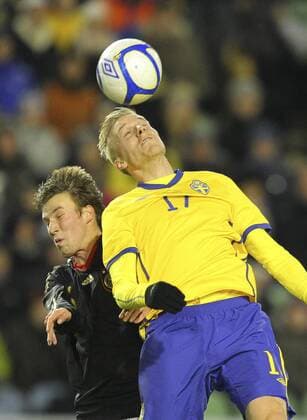 Kevin GROSSKREUTZ, DFB Nr.16 im Kopfballduell mit Oscar WENDT, SWE Nr.17 SCHWEDEN (gelb) - DEUTSCHLAND (schwarz) Deutsche Fussball Nationalmannschaft DFB, am 17.11.2010 in Goeteborg