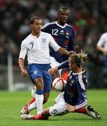 Englands Theo Walcott tussles with Frances Philippe Mexes (R) International Friendly England (white) v France (blue) 17th November, 2010 EDITORIAL USE ONLY. No use with unauthorised audio, video, data, fixture lists, club league logos or live services. Online in-match use limited to 120 images, no video emulation. No use in betting, games or single club league player publications.