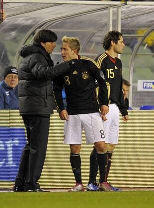 Schweden - Deutschland: Bundestrainer Joachim Löw (li, Deutschland) gibt Lewis Holtby (Deutschland) Anweisungen. re: Christian Träsch (Deutschland). o0 DFB Trainer Nationaltrainer