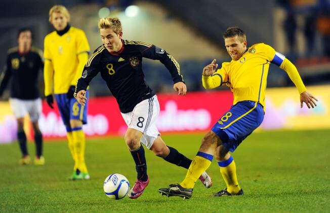 17. November 2010: Göteborg (Schweden), Ullevi Stadion: Fussball Länderspiel: Schweden - Deutschland: Deutschlands Lewis Holtby (schwarz) gegen Schwedens Anders Svensson (gelb).