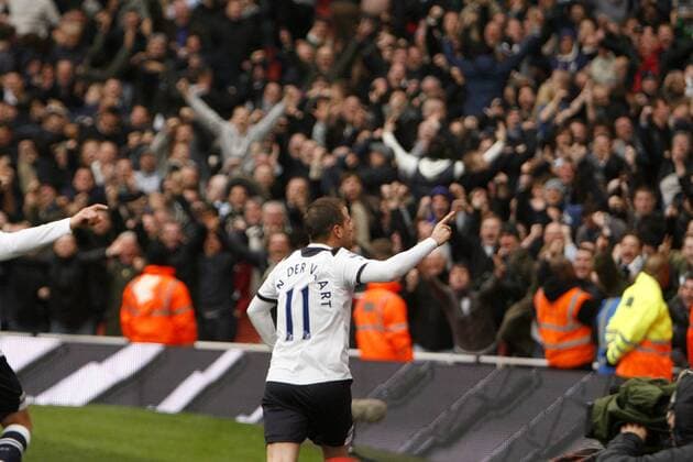 Barclays Premier League, Arsenal (red) v Tottenham Hotspur (white) -- Tottenham Hotspur s Rafael Van der Vaart scores from the spot to equalize for Spurs at The Emirates Stadium  o0 Jubel Freude