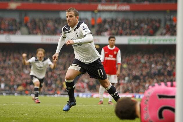 Barclays Premier League, Arsenal (red) v Tottenham Hotspur (white) -- Tottenham Hotspur s Rafael Van der Vaart scores from the spot to equalize for Spurs at The Emirates Stadium  o0 Jubel Freude