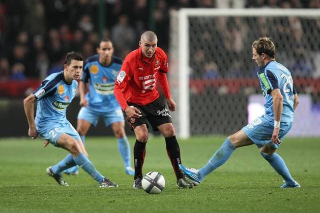 Stade RENNES (rot) - Stade BREST (blau): Jerome LEROY (Mitte) gegen Romain POYET (li.) und Nolan ROUX - VincentMICHELxFEP 