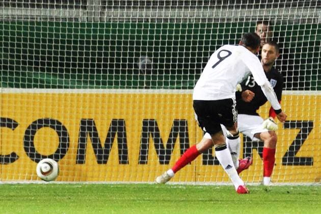 CENK TOSUN li. trifft per Elfmeter vs Feldspieler HENRI LANSBURY im Tor ELFMETER ZUM 2:0 - DEUTSCHLAND U21 (Weiß) vs ENGLAND U21 (Rot) WIESBADEN 16.11.10 o0 DFB