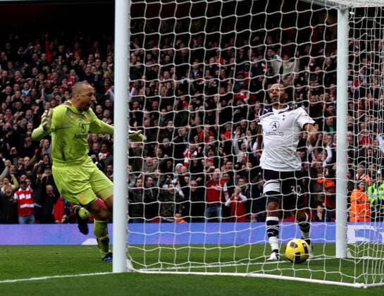 Arsenal FC London - Tottenham Hotspur - Huerelho Gomes (Tottenham, L) screams as he watches the ball in the net after his mistake -
