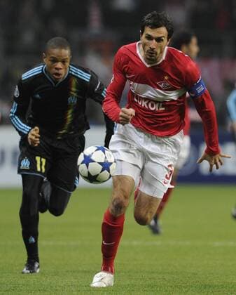 MOSCOW, Spartak s Martin Stranzl (R front) keeps the ball away from Olympique Marseille s Loic Remy in their Group F Champions League football match at Luzniki Stadium. Marseille won 0-3.  RE0DC72C
