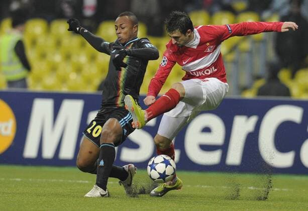 MOSCOW, Olympique Marseille s Andre Ayew (L) and Spartak s Nicolas Pareja battle for the ball in their Group F Champions League football match at Luzniki Stadium. Marseille won 0-3.  RE0DC731