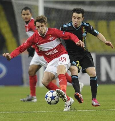 MOSCOW, Spartak s Dmitry Kombarov (C) and Olympique Marseille s Mathieu Valbuena (R) battle for the ball during their Group F Champions League football match at Luzniki Stadium. Marseille won 0-3.  RE0DC738