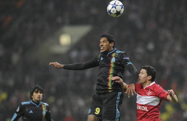 MOSCOW, Olympique Marseille s Brandao (C) jumps to head the ball as his teammate Lucho Gonzalez (L) and Spartak s Marek Suchy look on during their Group F Champions League football match at Luzniki Stadium. Marseille won 0-3.  RE0DC742