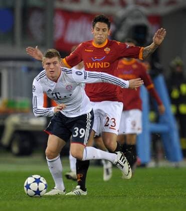 23.11.2010, Fussball Champions League 2010 2011, Vorrunde 5.Spieltag, AS Rom - FC Bayern München, Im Stadion Olimpico in Rom. v.li: Toni Kroos (Bayern München) gegen Leandro Greco (AS Rom).