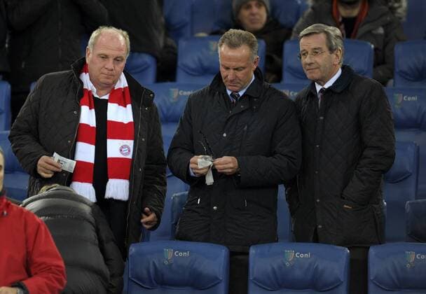 23.11.2010, Fussball Champions League 2010 2011, Vorrunde 5.Spieltag, AS Rom - FC Bayern München, Im Stadion Olimpico in Rom. Ehrentribüne, v.li: Präsident Uli Hoeneß (München), Vorstandsvorsitzender Karl-Heinz Rummenigge (München), Geschäftsführer Karl Hopfner (Bayern München). o0 Funktionär