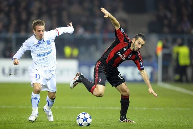 AJ Auxerre (weiß) vs AC Mailand (rot schwarz) - Champions League - 23.11.2010 - Benoit Pedretti (Auxerre) Gianluca Zambrotta (Mailand) --- xJBAutissierx 