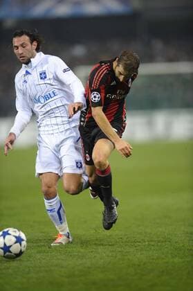 AJ Auxerre (weiß) vs AC Mailand (rot schwarz) - Champions League - 23.11.2010 - Cedric Hengbart (Auxerre) Mathieu Flamini (Mailand) --- xJBAutissierx 