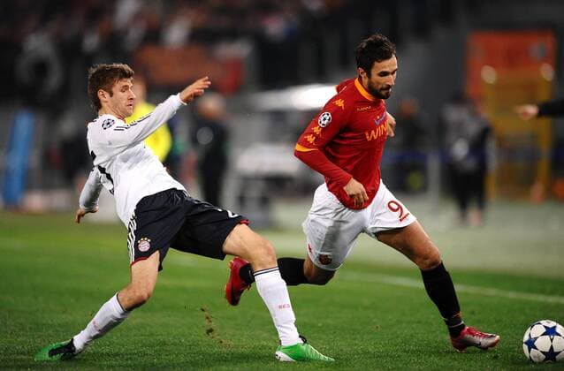 Mirko VUCINIC Roma, Thomas MÜLLER Bayern --- 23-11-2010, Champions League, AS Rom (rot) vs FC Bayern München (weiß) - andreaxstaccioli