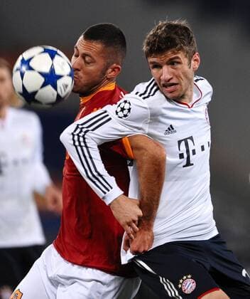 Jeremy MENEZ Roma, Tomas MÜLLER Bayern --- 23-11-2010, Champions League, AS Rom (rot) vs FC Bayern München (weiß) - andreaxstaccioli