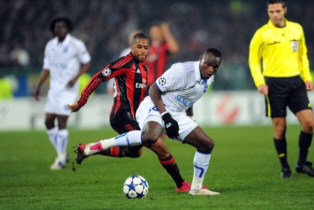 AJ Auxerre (weiß) vs AC Mailand (rot schwarz) - Dennis OLIECH (R) gegen ROBINHO - xAnthonyxBibardxFEPx 