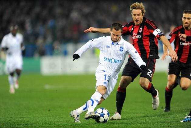 AJ Auxerre (weiß) vs AC Mailand (rot schwarz) - Frederic SAMMARITANO (L) gegen Massimo AMBROSINI - xAnthonyxBibardxFEPx 