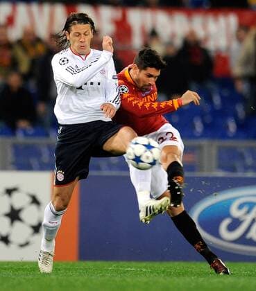 FUSSBALL INTERNATIONAL Champions League Saison 2010 2011 Gruppe E AS Rom - FC Bayern Muenchen 23.11.2010 Martin Demichelis (li, FCB) gegen Marco Borriello (re. Rom) 