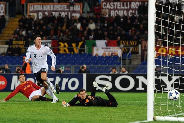 23 11 2010 - Champions League AS Rom (rot) vs FC Bayern München (weiß) --- Tor durch Mario Gomez (FCB, li), Torwart Julio Sergio (Rom, re) 