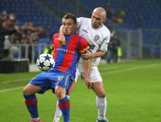 23.11.2010 Fussball, Champions League 2010 2011, FC Basel - CFR 1907 Cluj 1:0, Basels Xherdan Shaqiri (li.) gegen Tony (Cluj) 