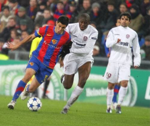 23.11.2010 Fussball, Champions League 2010 2011, FC Basel - CFR 1907 Cluj 1:0, Federico Almerares (Basel, li.) gegen Dominique Kivuvu und Juan Culio (re., beide Cluj) 