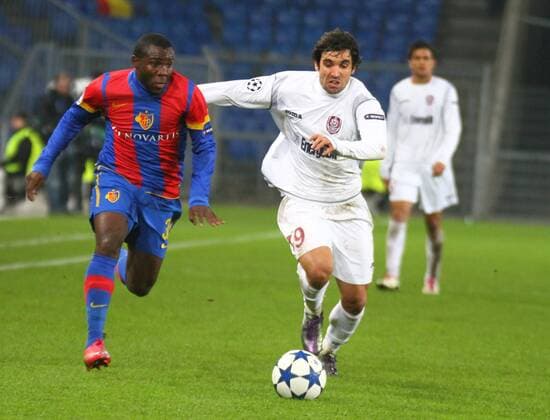 23.11.2010 Fussball, Champions League 2010 2011, FC Basel - CFR 1907 Cluj 1:0, Basels Fwayo Tembo (li.) gegen Juan Culio (Cluj) 