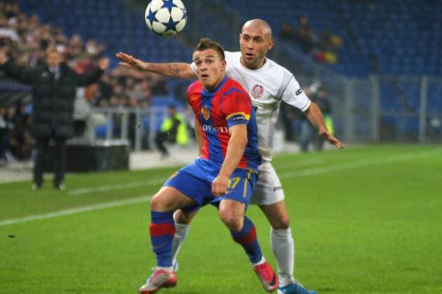 23.11.2010 Fussball, Champions League 2010 2011, FC Basel - CFR 1907 Cluj 1:0, Basels Xherdan Shaqiri (li.) gegen Tony (Cluj) 