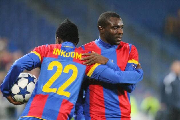 23.11.2010 Fussball, Champions League 2010 2011, FC Basel - CFR 1907 Cluj 1:0, Basels Fwayo Tembo (re.) und Samuel Inkoom 