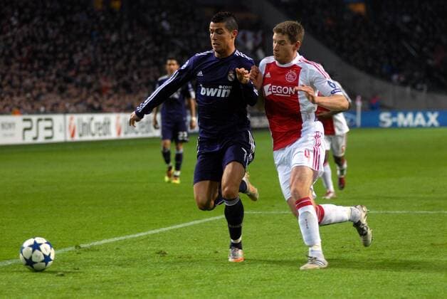 Football - Champions League 2010 2011, Ajax Amsterdam vs Real Madrid. Cristiano Ronaldo (Real Madrid, li.) gegen Jan Vertonghen (Ajax Amsterdam). 