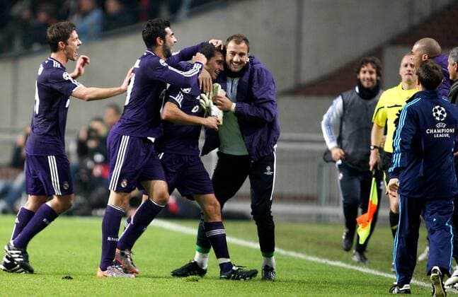 FUSSBALL - CL, AMSTERDAM, 23.NOV.10 - FUSSBALL - UEFA Champions League, AFC Ajax Amsterdam (weiß rot) vs Real Madrid (violett). Bild zeigt den Jubel von Madrid mit Alvaro Arbeloa (Madrid, 3L), re Jerzy Dudek. 