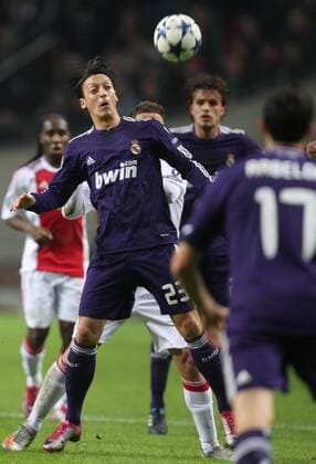 FUSSBALL - CL, AMSTERDAM, 23.NOV.10 - FUSSBALL - UEFA Champions League, AFC Ajax Amsterdam (weiß rot) vs Real Madrid (violett). Bild zeigt Mesut Oezil (Madrid). 
