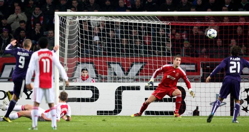 FUSSBALL - CL, AMSTERDAM, 23.NOV.10 - FUSSBALL - UEFA Champions League, AFC Ajax Amsterdam (weiß rot) vs Real Madrid (violett). Bild zeigt Karim Benzema (Madrid, li), Torwart Maarten Stekelenburg (Ajax) und Pedro Leon (Madrid, re). 