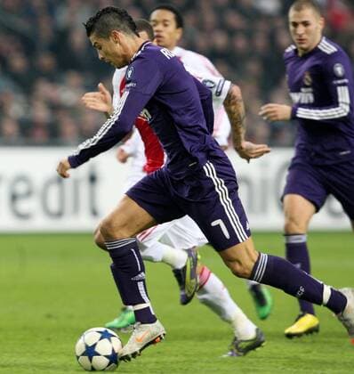 FUSSBALL - CL, AMSTERDAM, 23.NOV.10 - FUSSBALL - UEFA Champions League, AFC Ajax Amsterdam (weiß rot) vs Real Madrid (violett). Bild zeigt Cristiano Ronaldo (Madrid). 