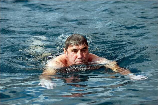 Club der Besten - Urlaub für die belgischen Olympioniken auf Lanzarote - 13.11.2010 - Eddy Merckx (BEL) schwimmt im Meer - PhotoNews -  o0 Herren, Straße, Urlaub, Freizeit