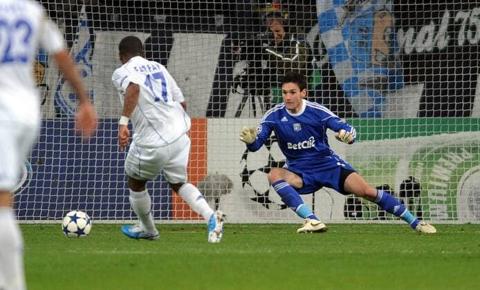 FC SCHALKE 04 - OLYMPIQUE LYON: Jefferson Farfan (Schalke 04) erzielt gegen Torwart Hugo Lloris (Lyon) das Tor zum 1-0