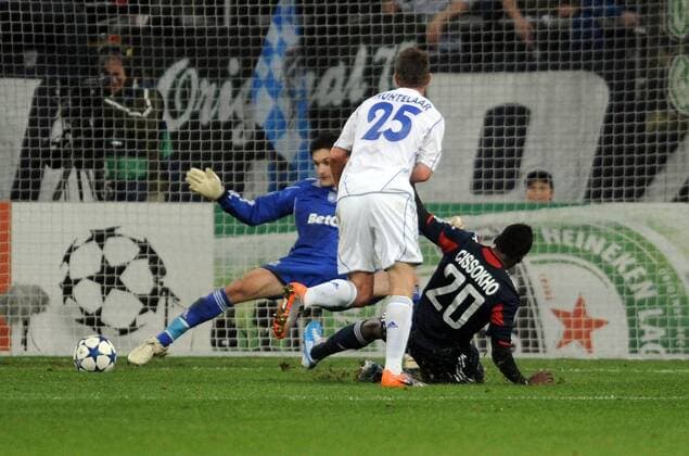 FC SCHALKE 04 - OLYMPIQUE LYON: Klaas-Jan Huntelaar (Schalke 04, vorn) erzielt gegen Aly Cissokho und Torwart Hugo Lloris (Lyon) ein Tor