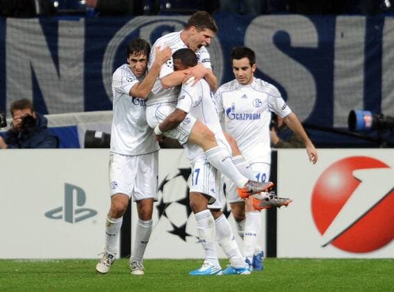 FC SCHALKE 04 - OLYMPIQUE LYON: Jubel Schalke nach dem 2-0, v.li. Raul Gonzalez (FC Schalke 04), Klaas-Jan Huntelaar (Schalke 04), Jefferson Farfan (Schalke 04) und Jose Manuel Jurado (FC Schalke 04)