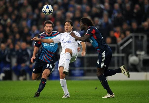 FC Schalke 04 - Olympique Lyon: RAUL (Schalke, Mitte) gegen Jeremy TOULALAN (li) und Pape DIAKHATE (re, beide Lyon) 