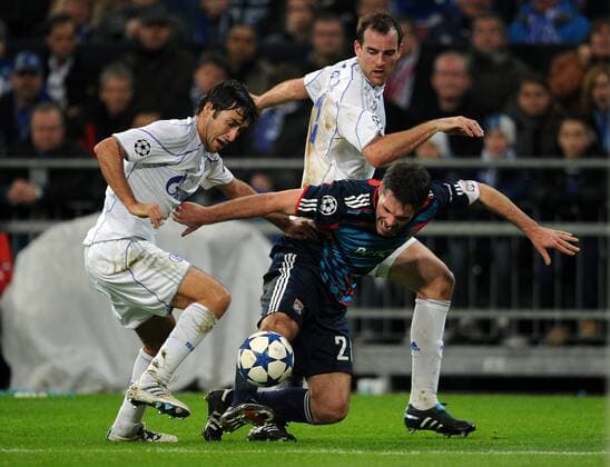 FC Schalke 04 - Olympique Lyon: RAUL (li) und Christoph METZELDER (re, beide Schalke) gegen Jeremy TOULALAN (Mitte, Lyon) 