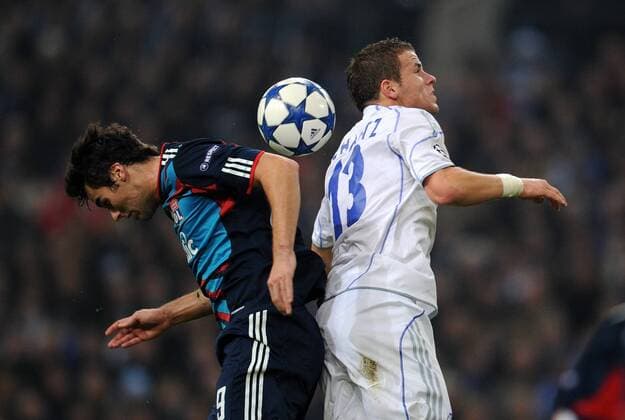 FC Schalke 04 - Olympique Lyon: Lukas SCHMITZ (re, Schalke) gegen Yoann Gourcuff (li, Lyon) 