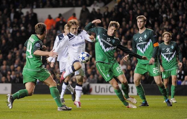 Tottenham Hotspur - SV Werder Bremen: Tor zum 2-0 durch Luka Modric (2.v.li, Tottenham) gegen Sebastian Proedl (Mitte, SV Werder Bremen) und beobachtet von Philipp Bargfrede (li, SV Werder Bremen) und Per Mertesacker (re, SV Werder Bremen) 