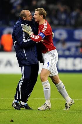 FC Schalke 04 - Olympique Lyon: Torjubel Schalke zum 1:0 Ersatztorwart Mathias Schober ( Schalke ), links - Torwart Manuel Neuer ( Schalke ), rechts o0 Jubel Freude