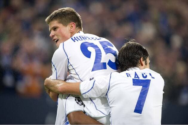 RAUL (re.) und Torschuetze Klaas-Jan HUNTELAAR (Schalke, li.) jubeln - Champions League, FC Schalke 04 (weiß) - Olympique Lyon (blau) in Gelsenkirchen o0 Jubel Freude