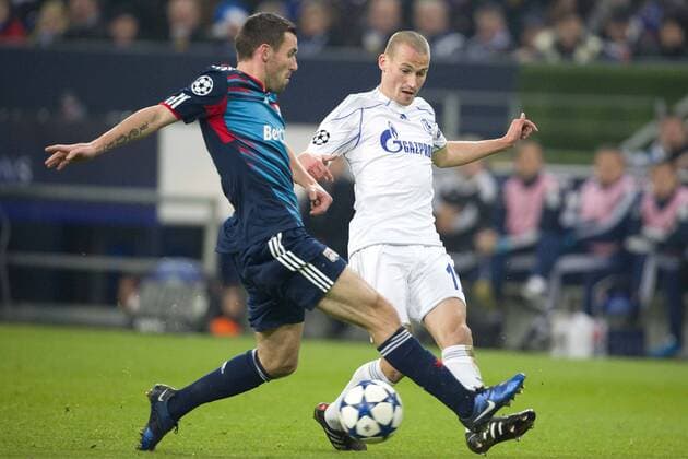 Anthony REVEILLERE (Lyon, li.) gegen Peer KLUGE (Schalke) - Champions League, FC Schalke 04 (weiß) - Olympique Lyon (blau) in Gelsenkirchen