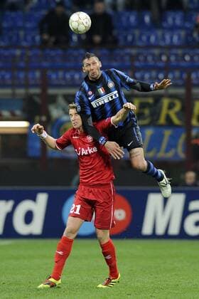 Inter Mailand (blau) - FC Twente Enschede (rot): Marco Materazzi (re.) gegen Marc Janko 