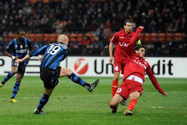Inter Mailand (blau) - FC Twente Enschede (rot): Esteban Cambiasso (19)  o0 Tor, Treffer, Gegentor