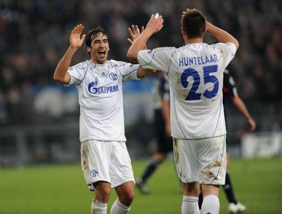 FC SCHALKE 04 - OLYMPIQUE LYON: Jubel Raul Gonzalez (FC Schalke 04), li., und Klaas-Jan Huntelaar (Schalke 04) o0 Jubel, Freude
