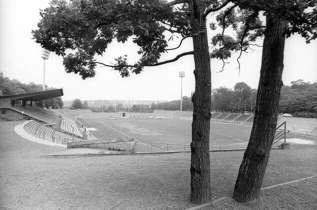 Fußball, Stadiongeschichte 1. FC Saarbrücken Bäume im Saarbrücker Ludwigsparkstadion, Heimspielstätte des 1. FC Saarbrücken Aufnahmedatum geschätzt, 1989 Saarbrücken, Deutschland, Ludwigspark