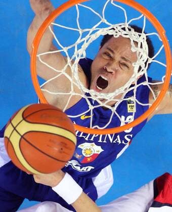 (101124) -- GUANGZHOU, Nov. 24, 2010 (Xinhua) -- Kelly Williams of the Philippines defends during the men s quarterfinal of basketball against South Korea at the 16th Asian Games in Guangzhou, south China s Guangdong Province, Nov. 24, 2010. South Korea won 74-66 to enter the semifinal match. (Xinhua Meng Yongmin) CHINA-GUANGZHOU-16TH ASIAN GAMES-BASKETBALL (CN) 