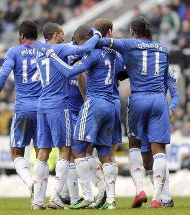Chelsea s Salomon Kalou (2.R) celebrates scoring his side s first goal with team mates. Barclays Premier League, Newcastle United v Chelsea FC London, 28th November, 2010 EDITORIAL USE ONLY. No use with unauthorised audio, video, data, fixture lists, club league logos or live services. Online in-match use limited to 120 images, no video emulation. No use in betting, games or single club league player publications.